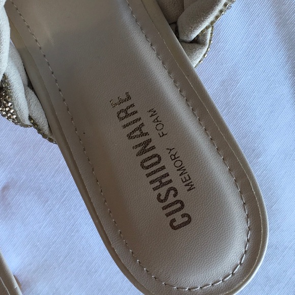 NEW Cushionaire Party Sandals - Picture 7 of 8